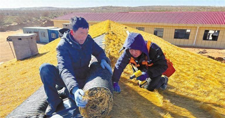 二月一日,在神木市尔林兔镇西葫芦素村,结对企业员工帮助村民整修民宿
