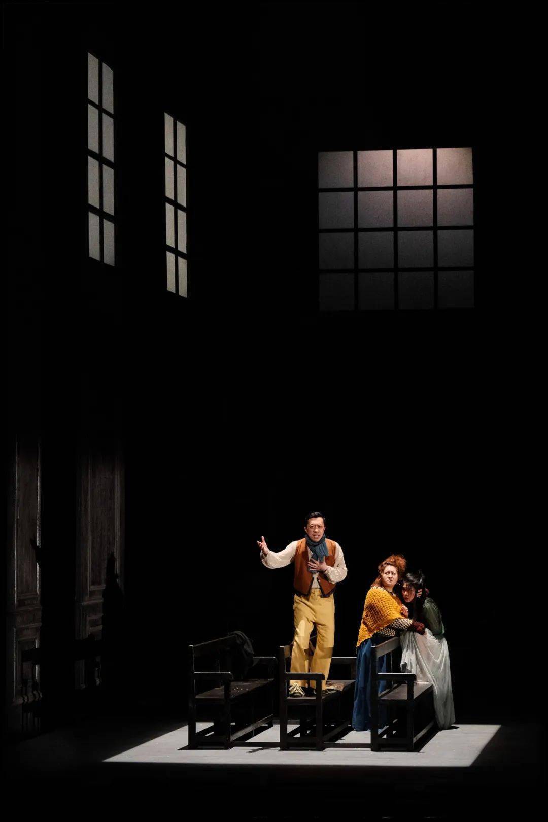 当雨果的灯塔亮起,让我们一起窥视《悲惨世界》,走进灵魂深处_阿让