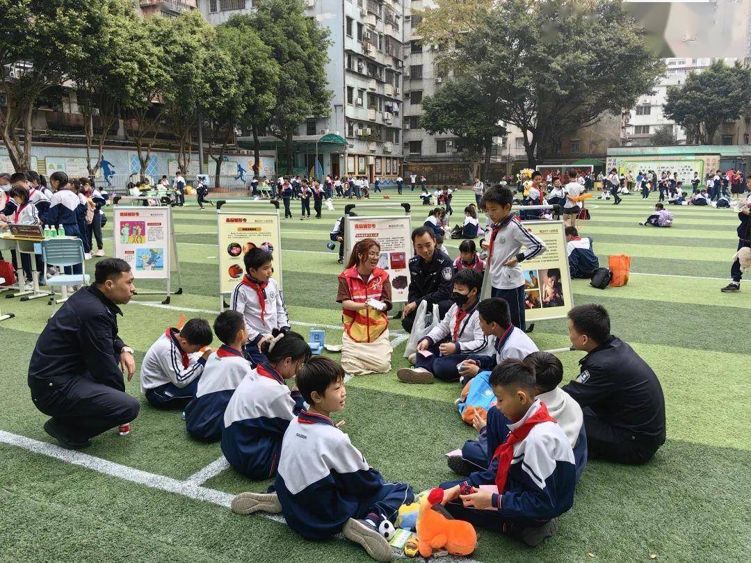 在同福西路小学,戒毒民警通过禁毒知识宣讲,仿真毒品模型参观,发放