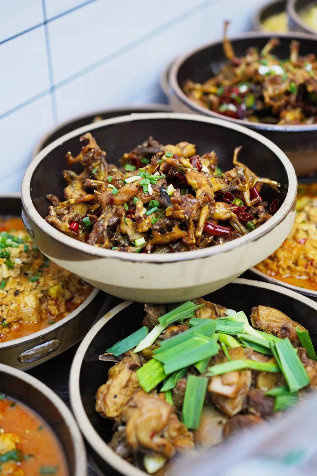 钵子菜是常德一带的特色菜,下面是火炉,上面是陶钵或者不锈钢钵,即便