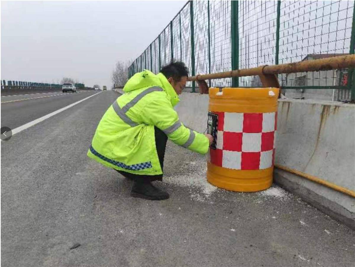 投入1300余人,储备融雪剂3800余吨,交投襄阳公司严阵以待战雨雪_除雪