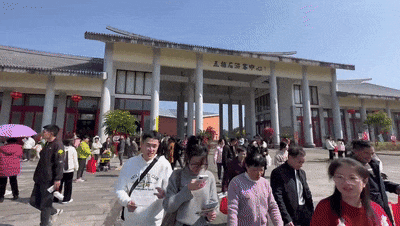 门票优惠政策,极大提升了景区吸引力,大量游客涌入五指石景区欣赏五指