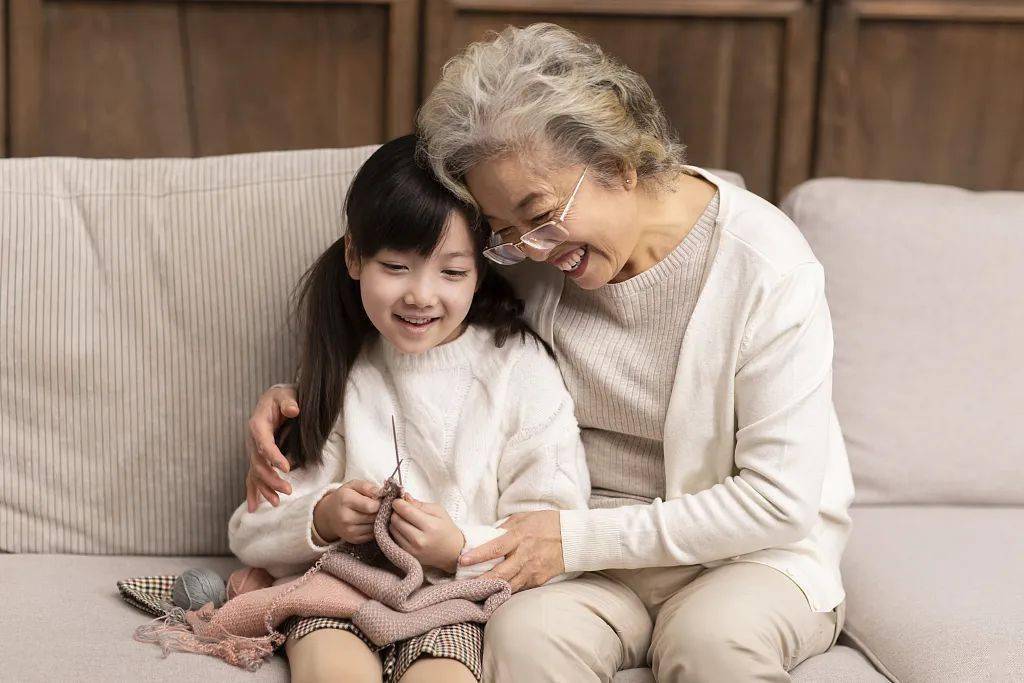 奶奶带孩子穿衣服图图片