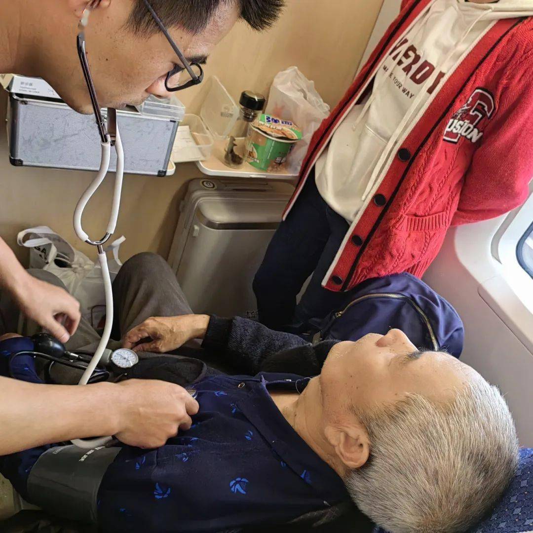 老人_桐庐_车厢