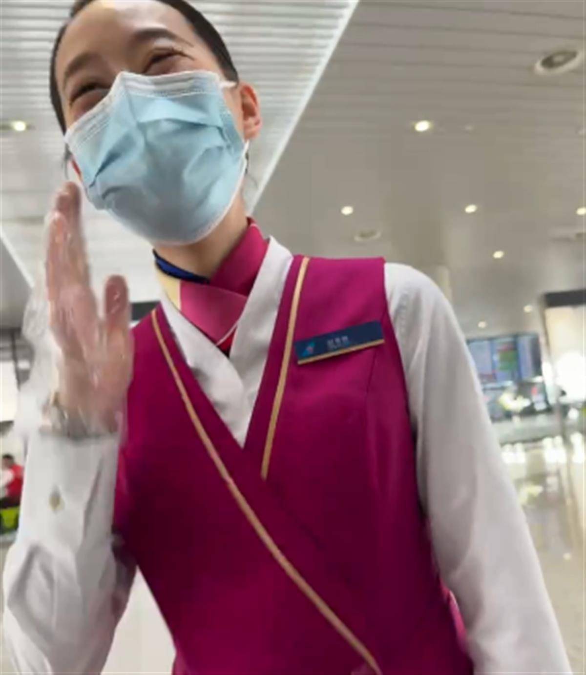 旅客遗落装有10余万元现金手包,乘务员狂奔800米寻人_南航_服务_客人