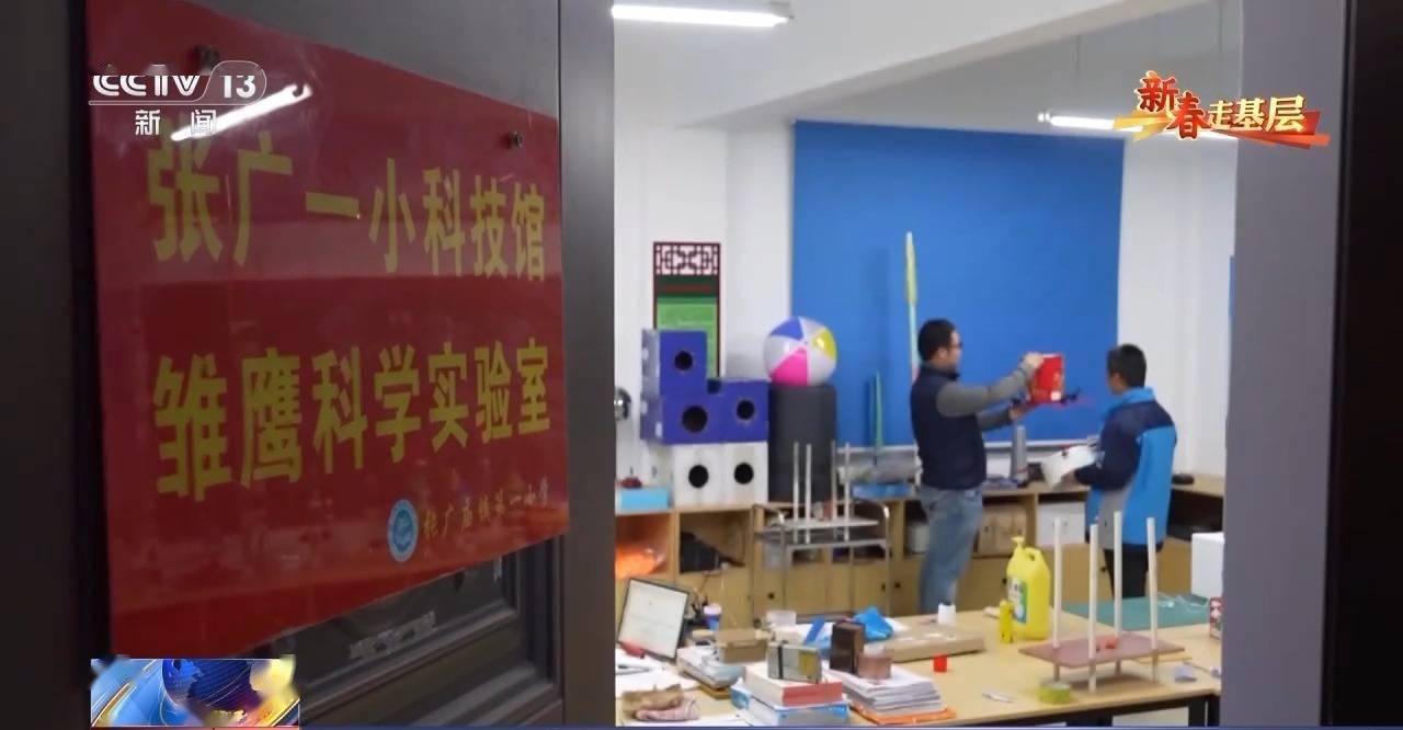 他为这所乡镇小学的实验室取了个名字:雏鹰科技馆,就要迎来春季新学期
