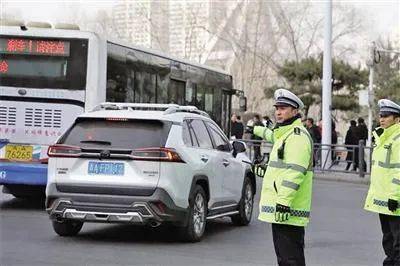 【平安建设在身边】社火巡游闹新春 交警坚守保平安_活动_西宁_工作