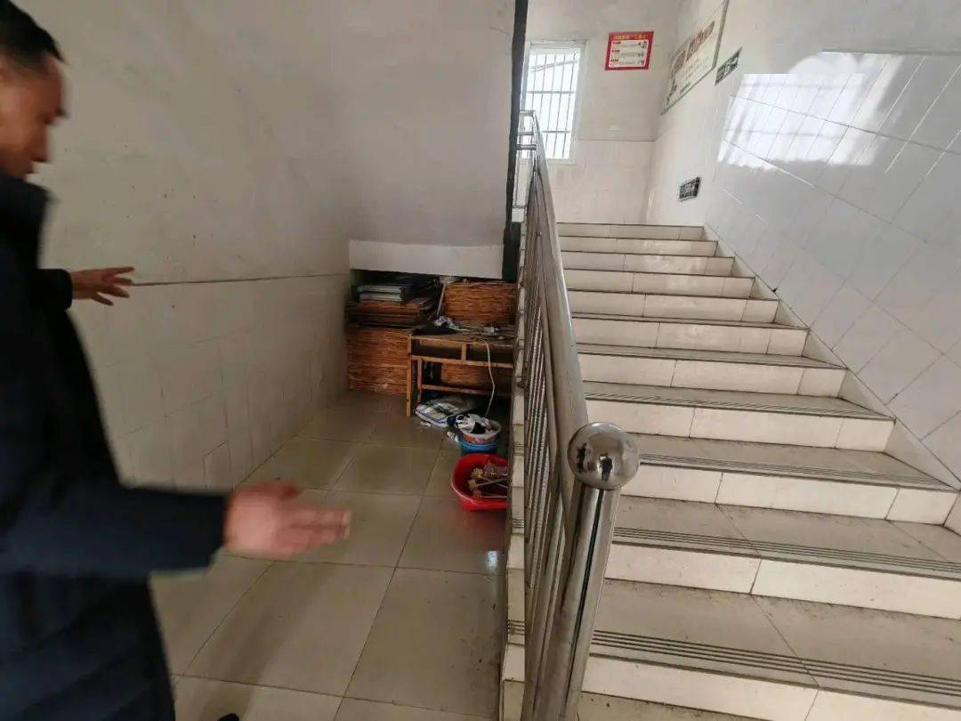 彭水县荣昌区益民养老院楼梯通道堆放大量杂物,可燃物荣昌区江津区源