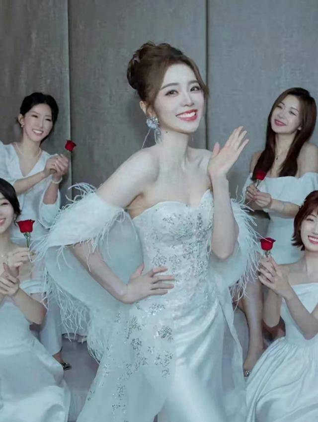 余霜:英雄联盟官方主持人的气质典范_素养_专业_成为了