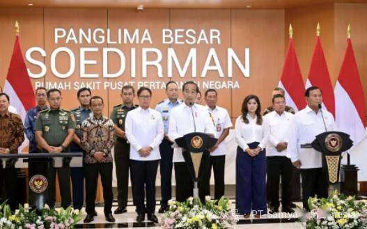 佐科维总统在国防部长普拉波沃(prabowosubianto)的陪同下于2月19日在