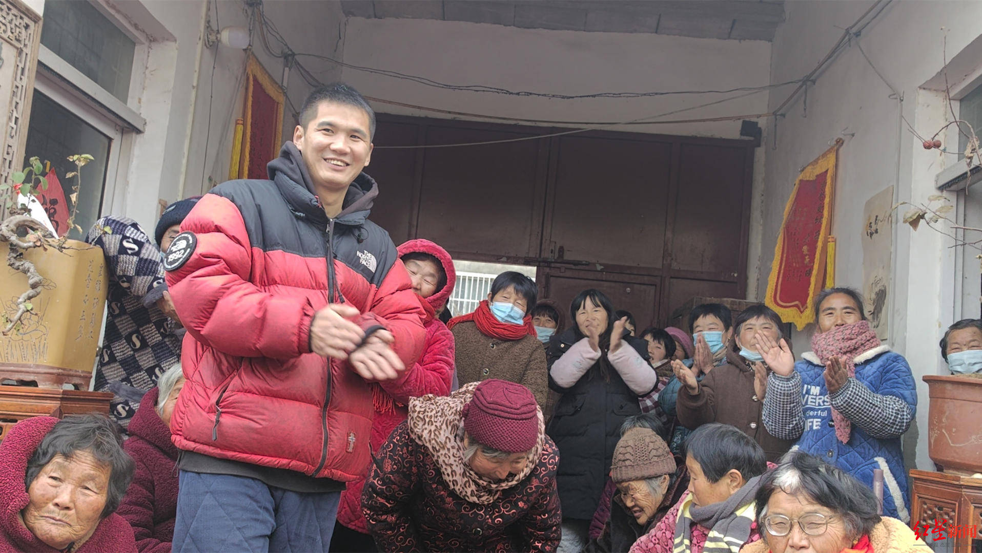 把自己家当养老院的视频博主:不变现流量,怕"变味"_王明乐_村里