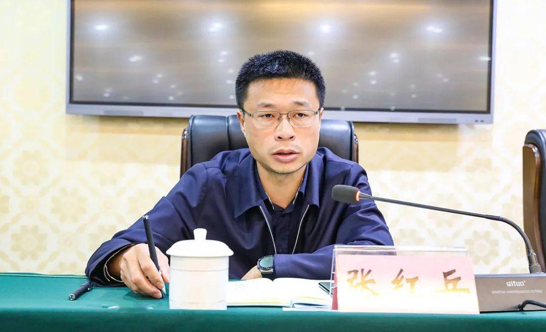 区委副书记,区长张红兵主持会议并讲话.