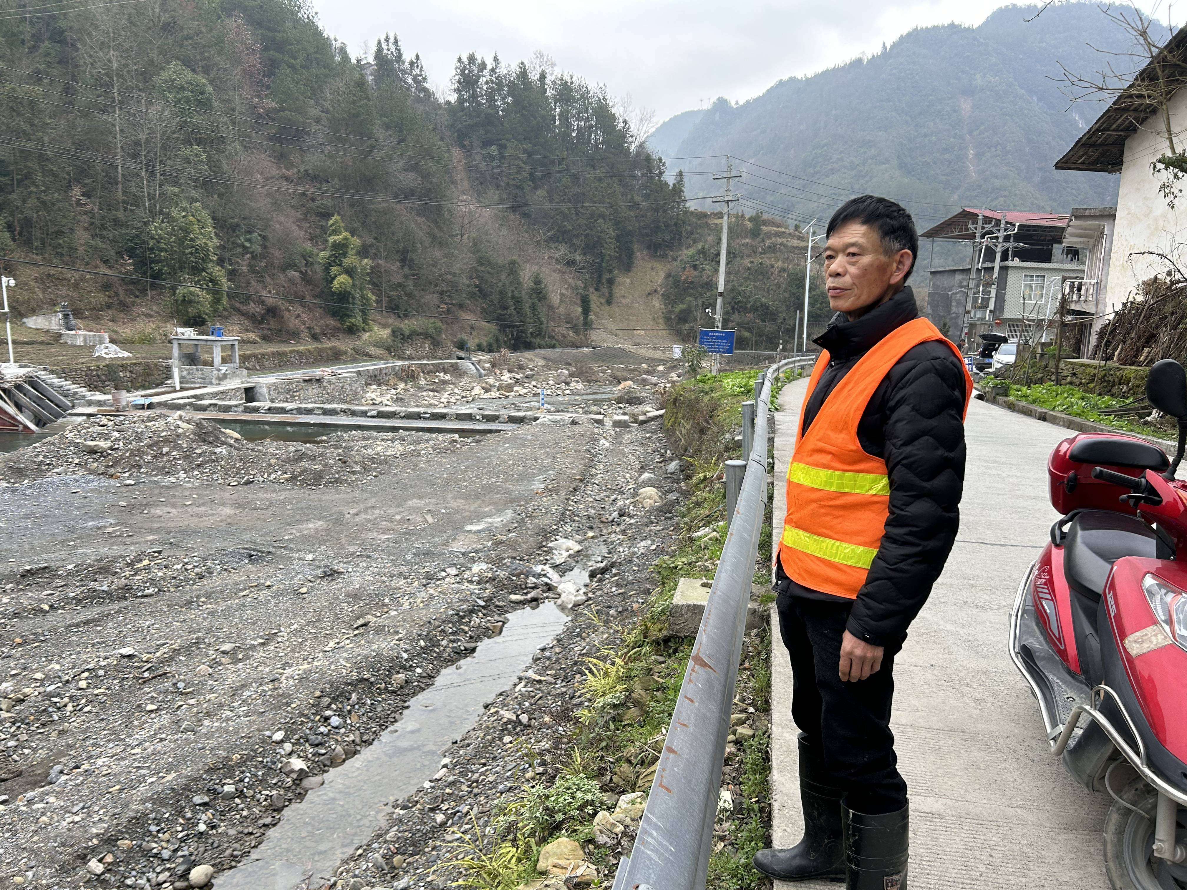 源头位于建始县长梁镇双河口村铁厂坪,江家垭以上河段自西向东,以下河