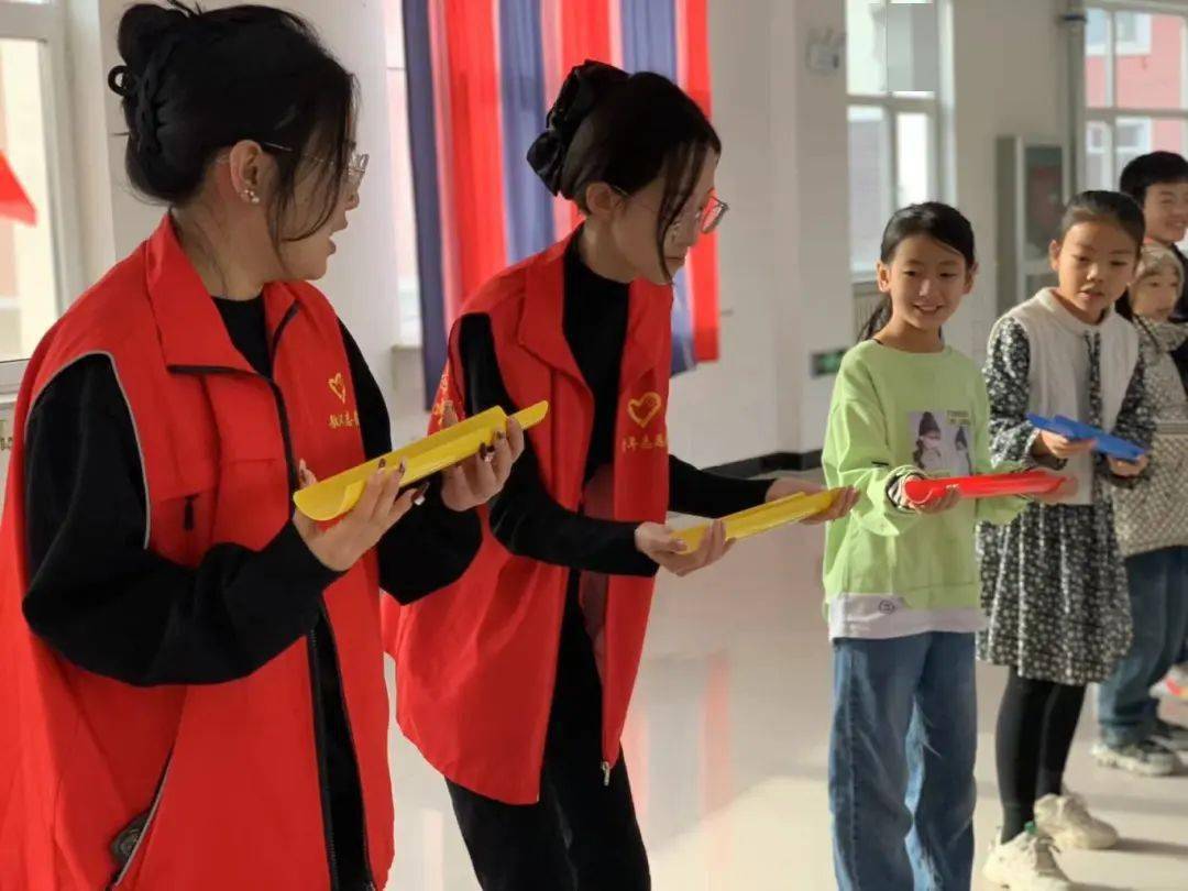 敖汉青年志愿者开展"玩转益智 乐享童声"主题支教活动_器具_鲁班锁