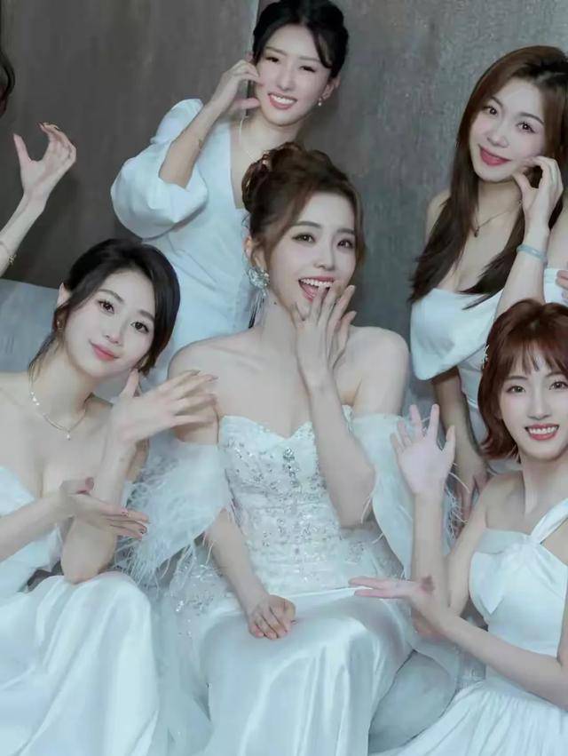 余霜:英雄联盟官方主持人的气质典范_素养_专业_成为了