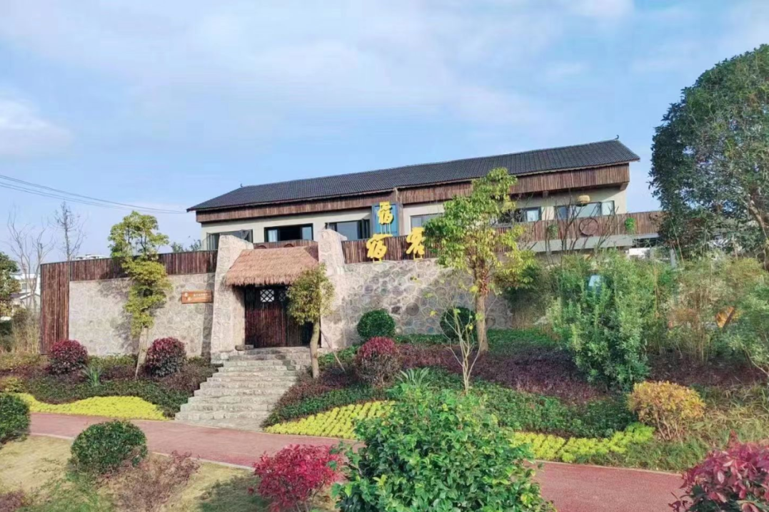 宿客民宿坐落于安顺白族村寨——白岩镇讲义村,距离梭筛桃花园大约半