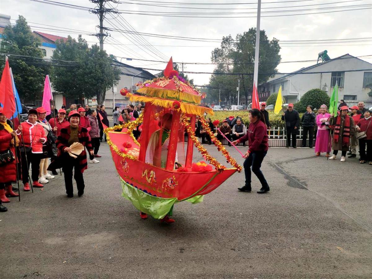 采莲船又叫划彩船,跑旱船,其传承与地域有关.