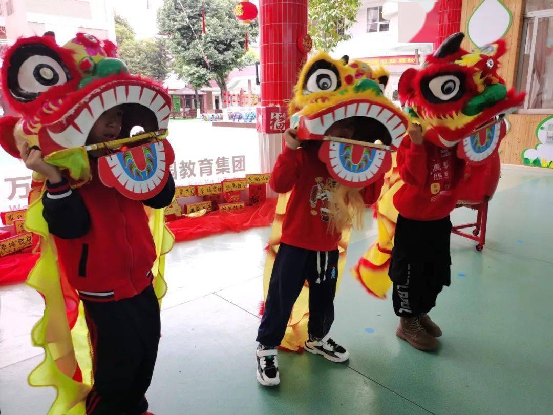 万江小享幼儿园财神送喜气;萌娃"回笼",万江的幼儿园更是仪式感满满