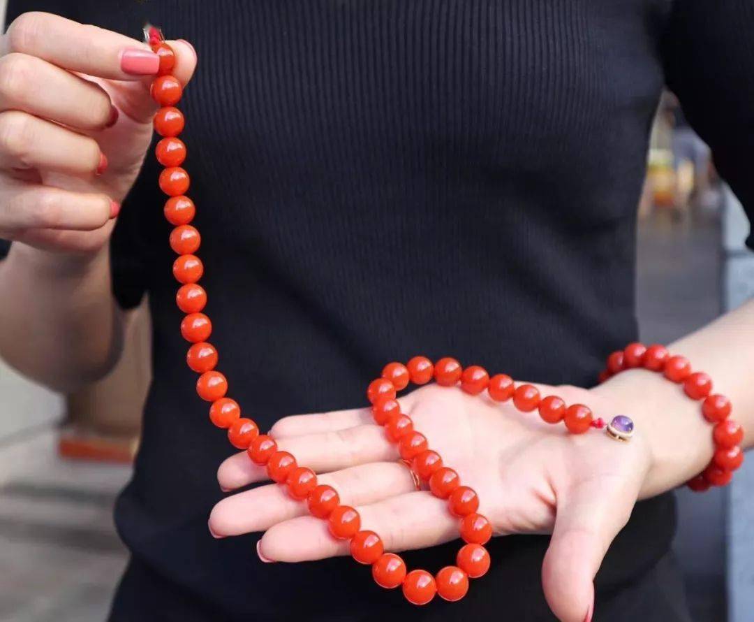 这种红色石头最近红遍了文玩界和珠宝界!_冰红_颜色_年龄