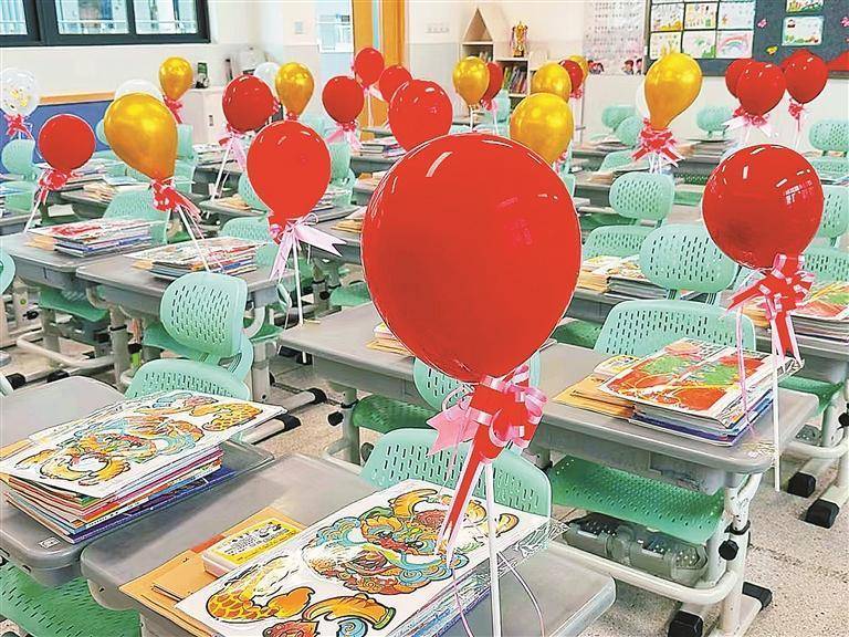 福田区荔园小学(荔园教育集团)八卦岭校区的学生戴上了手工制作的龙