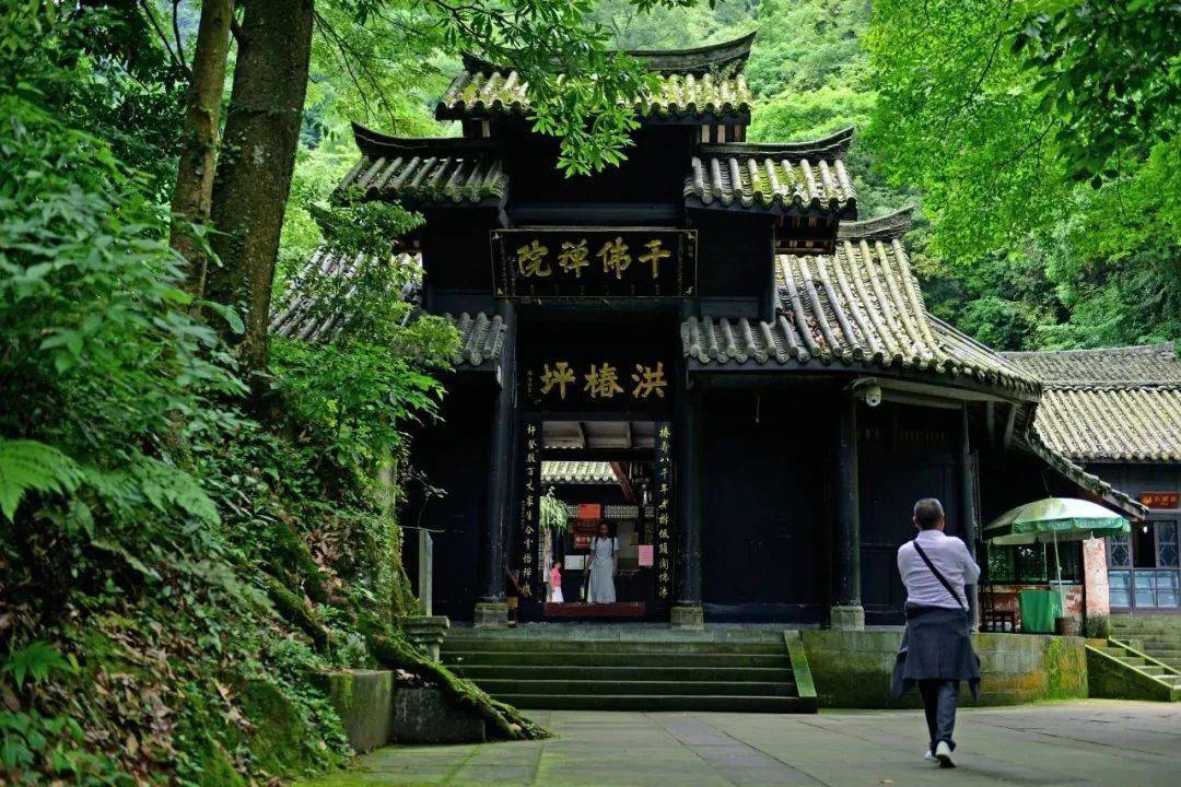 仙峰寺地处群峰环抱的深谷之中有如神话世界中的神仙洞府一切事物都沾