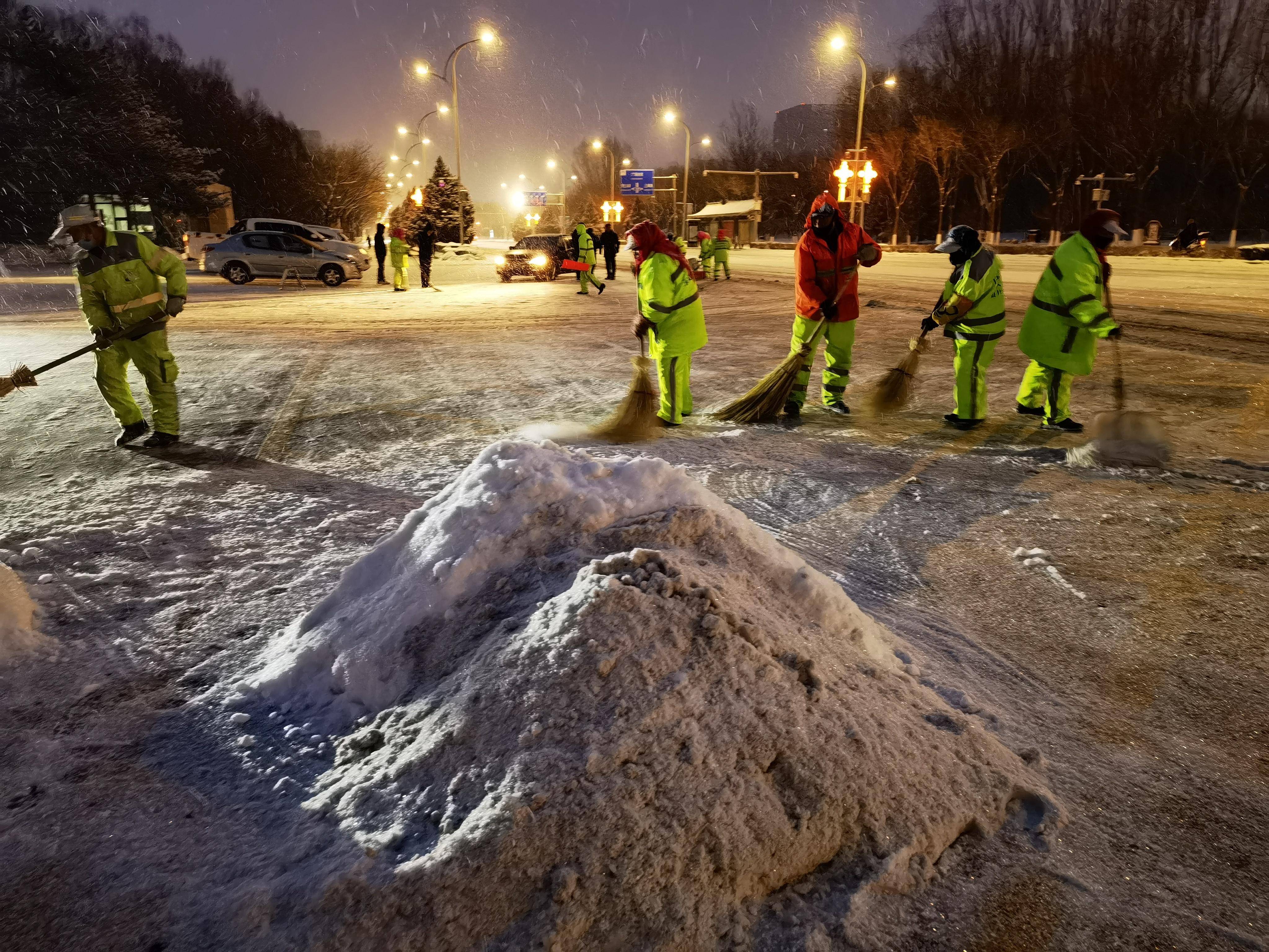 风雪中的环卫工人图片图片