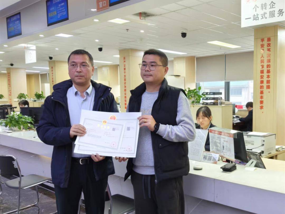 区行政审批部门还受理了江苏亨通电力电缆有限公司年产节能型环保特种