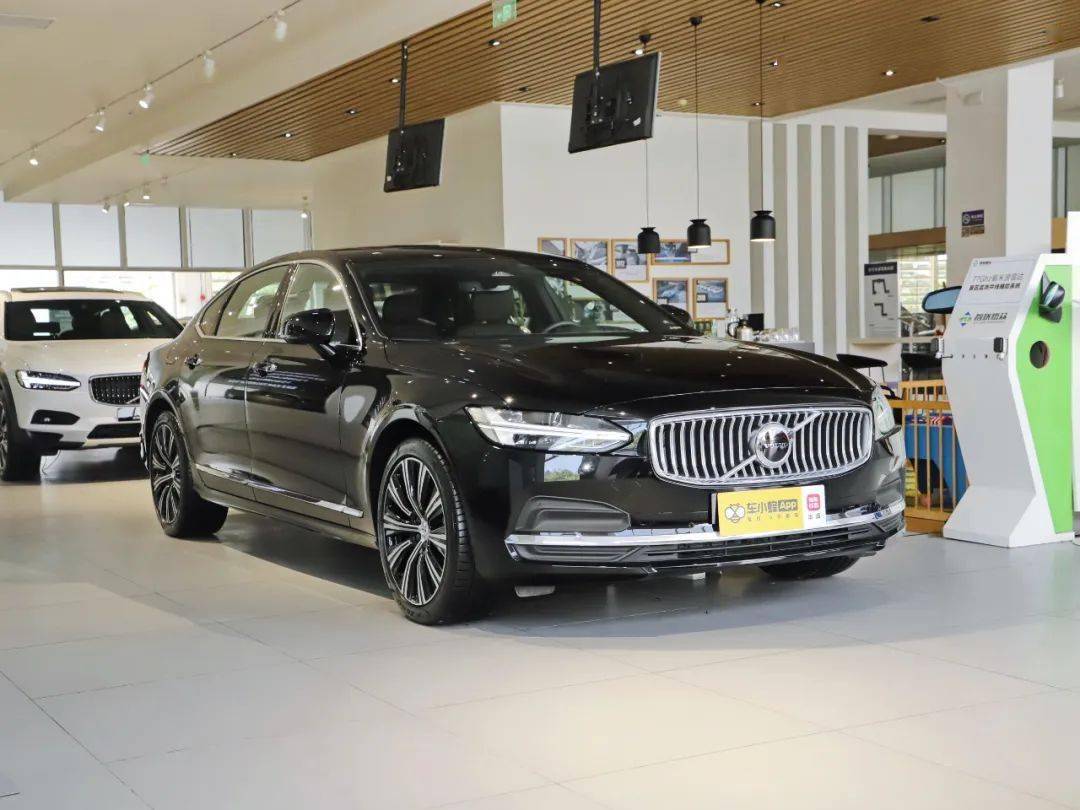 s90的外观继承了沃尔沃一贯的家族式设计,整体外观走的是低调典雅路线