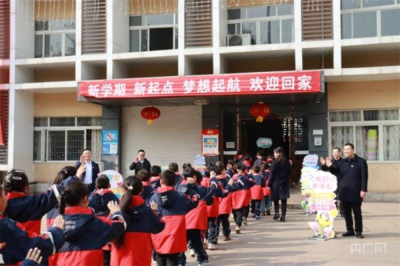 龙腾虎跃奔未来 渝北洛碛中心校举行开学典礼_全体学生_少年_全校学生