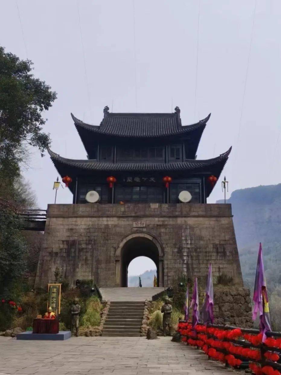 值得一提的是,在这里你可用知识的力量免单——完整背诵《蜀道难》