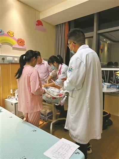 新生宝宝一吃就吐 家庭化病房解难题_治疗_问题_妈妈