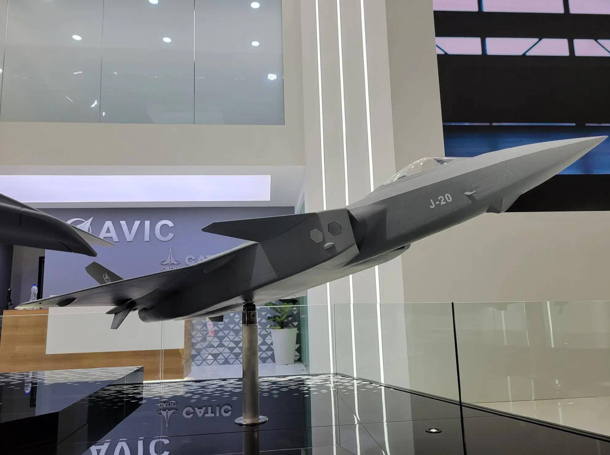 歼20模型亮相新加坡,虽不能出口,但告诉潜在用户中国五代机靠谱_欧美