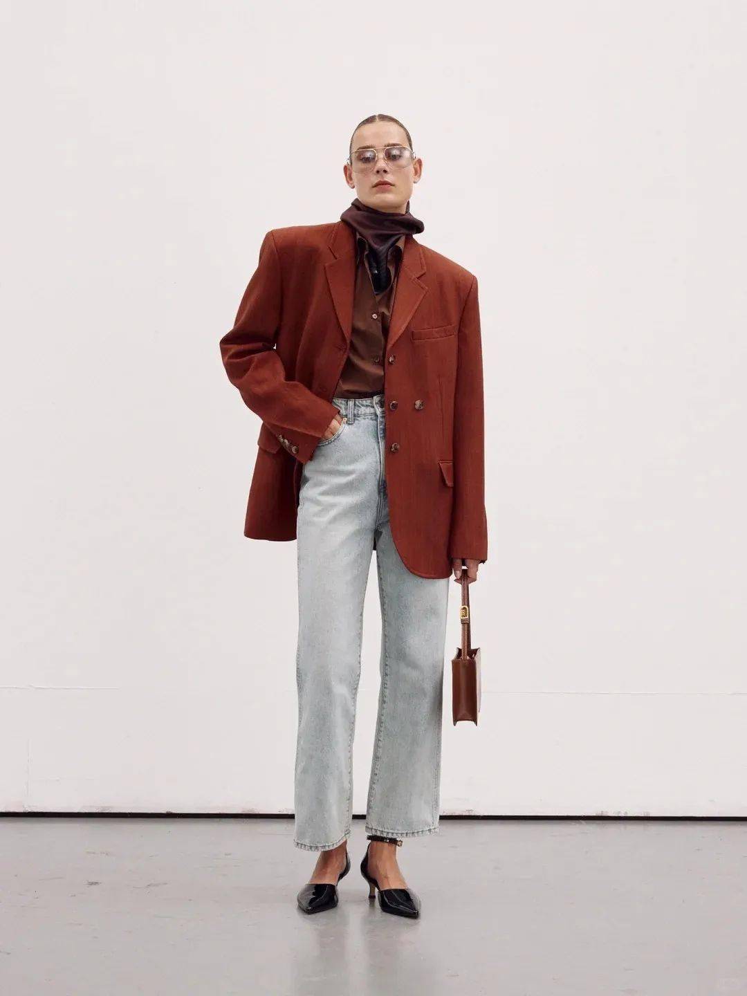 西装 衬衫 牛仔裤→ 多了几分casual~西装 白t 西裤→ 松弛复古,清爽