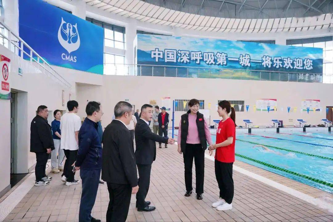 三明市体育局党组书记,局长廖卫国陪同走访慰问.