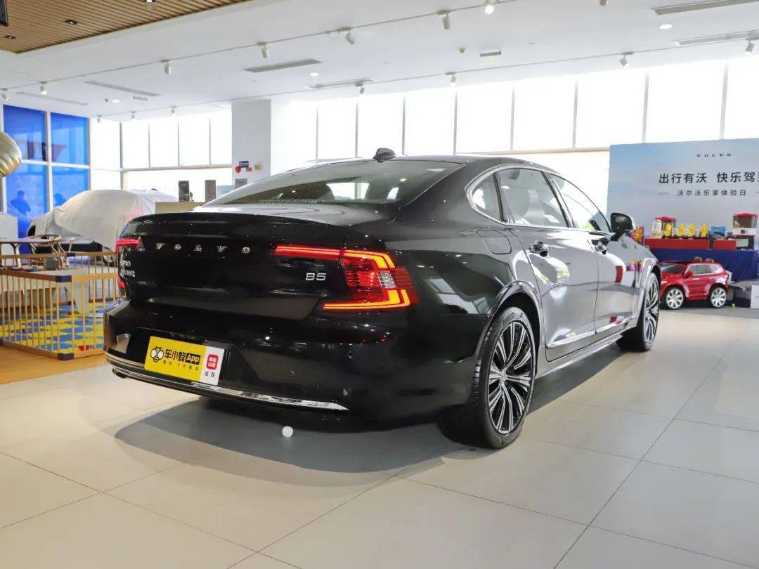s90的外观继承了沃尔沃一贯的家族式设计,整体外观走的是低调典雅路线