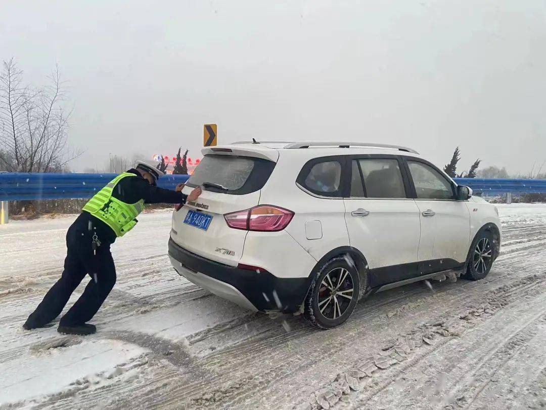 一场暴雪里,警车,警灯,警察…… | 春运一线_群众_路面_处置