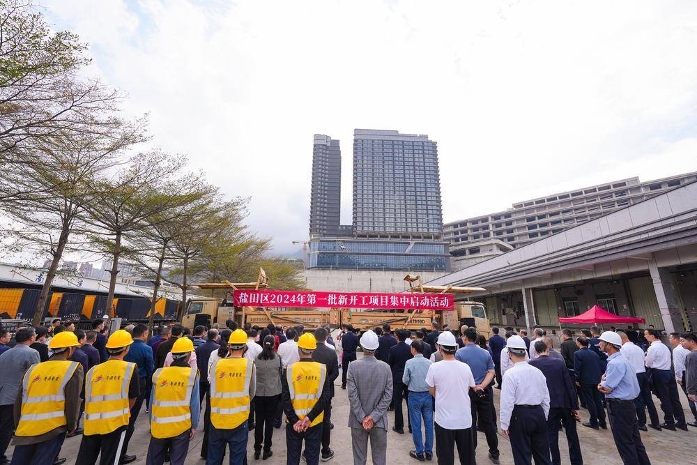 在新年首个工作日,将开工横幅绑在工程车上,一场简朴但实在的开工启动