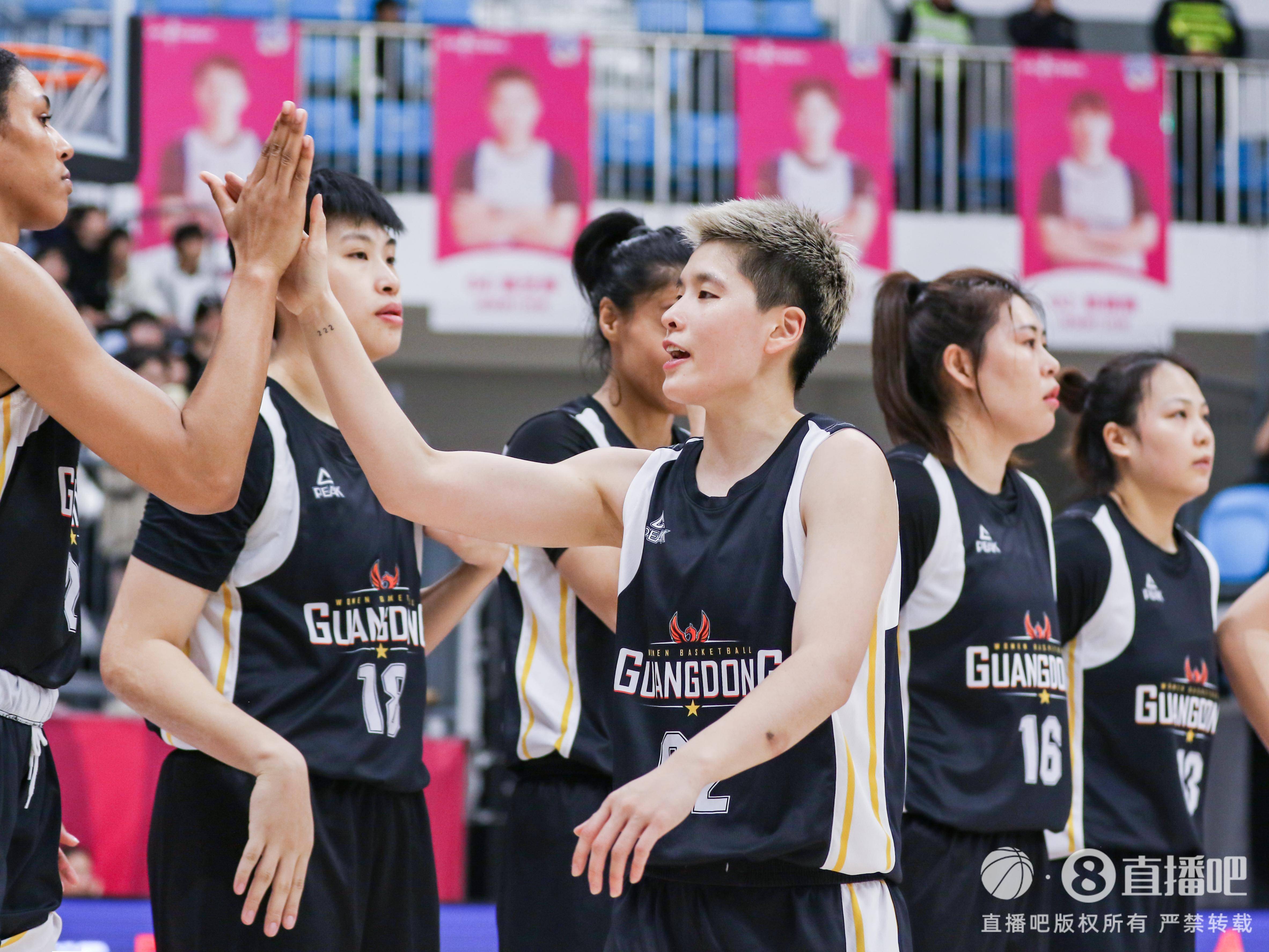 广东女篮58分大胜:杨舒予赛后给球迷签名 杨力维低烧本场缺阵_比赛