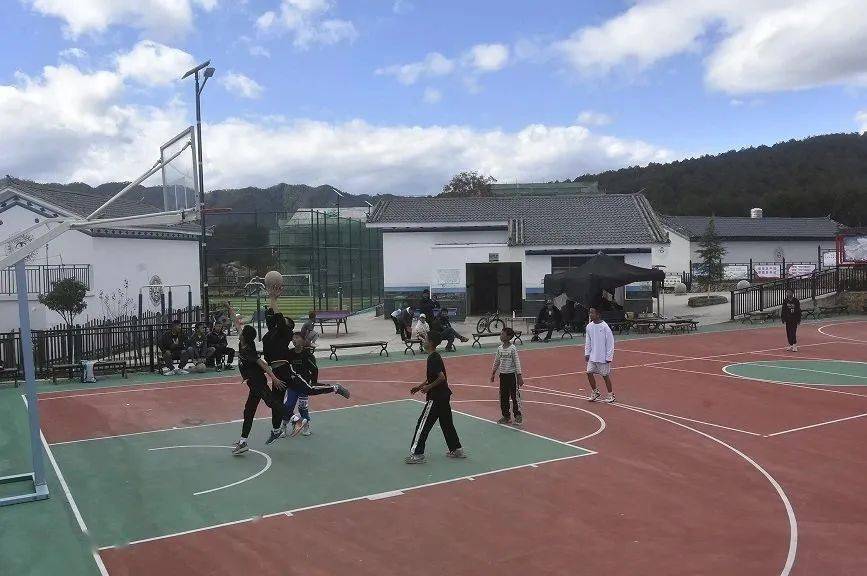 在兰坪县通甸镇易门箐社区篮球场,社区的孩子们全情投入比赛,流畅的