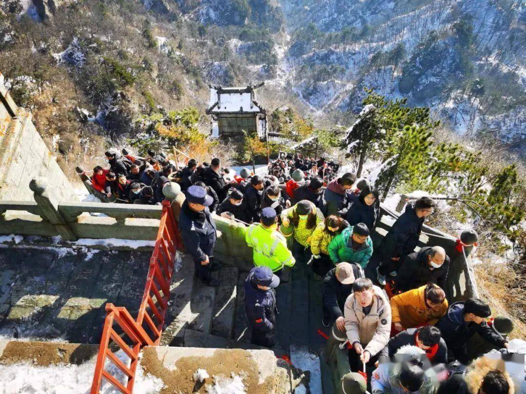 今年春节期间武当山风景区的门票已售罄.