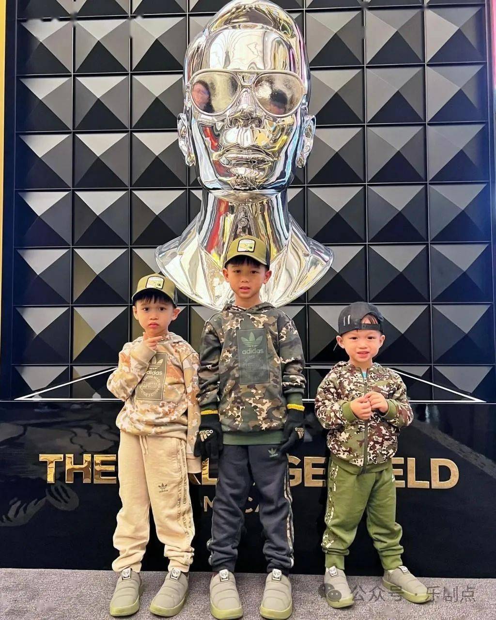 两个儿子最宠老幺,又搂又牵不撒手_承德_澳门_水上乐园