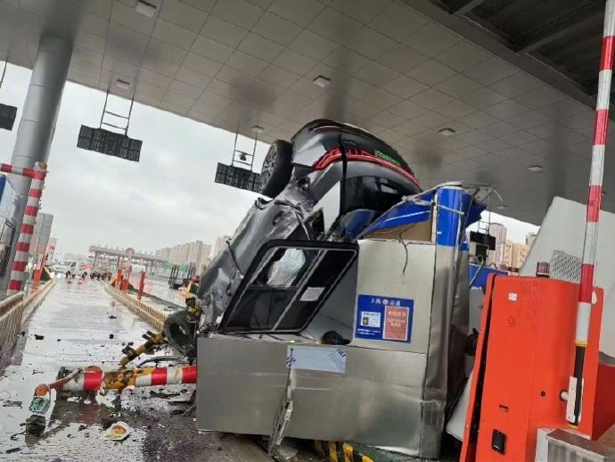 你好青岛丨突发!迫降!机上有165名乘客///男子车速过快撞到收费岛!