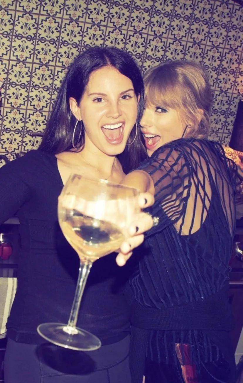 前不久刚在日本开完演唱会后,霉霉速度飞回加州看超级碗,大家都看见她