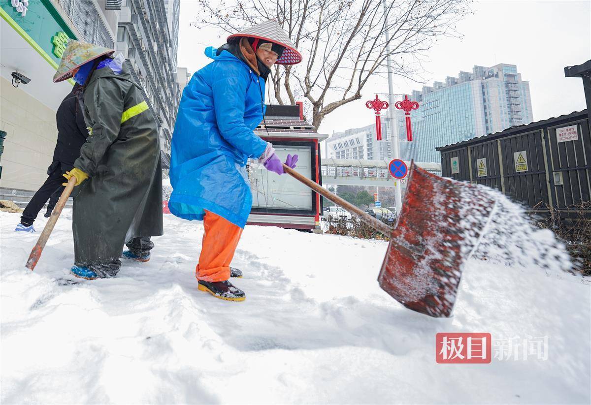 环卫工在雪中打通行人通道_人员_冰雪_除雪