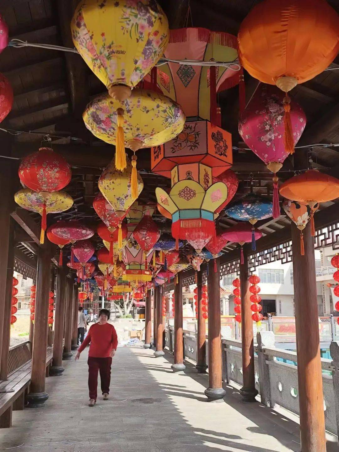 让您感受灯海璀璨的元宵氛围;同时,各式各样的宫灯,绢灯,走马灯,龙凤