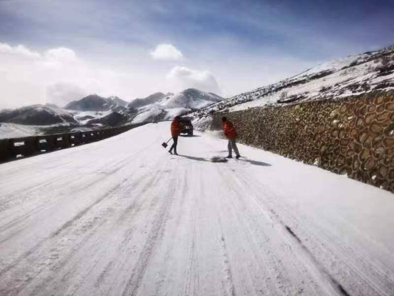 青海部分路段交通管制,部分路段降雪,路面积雪!_玉树_进行_方向