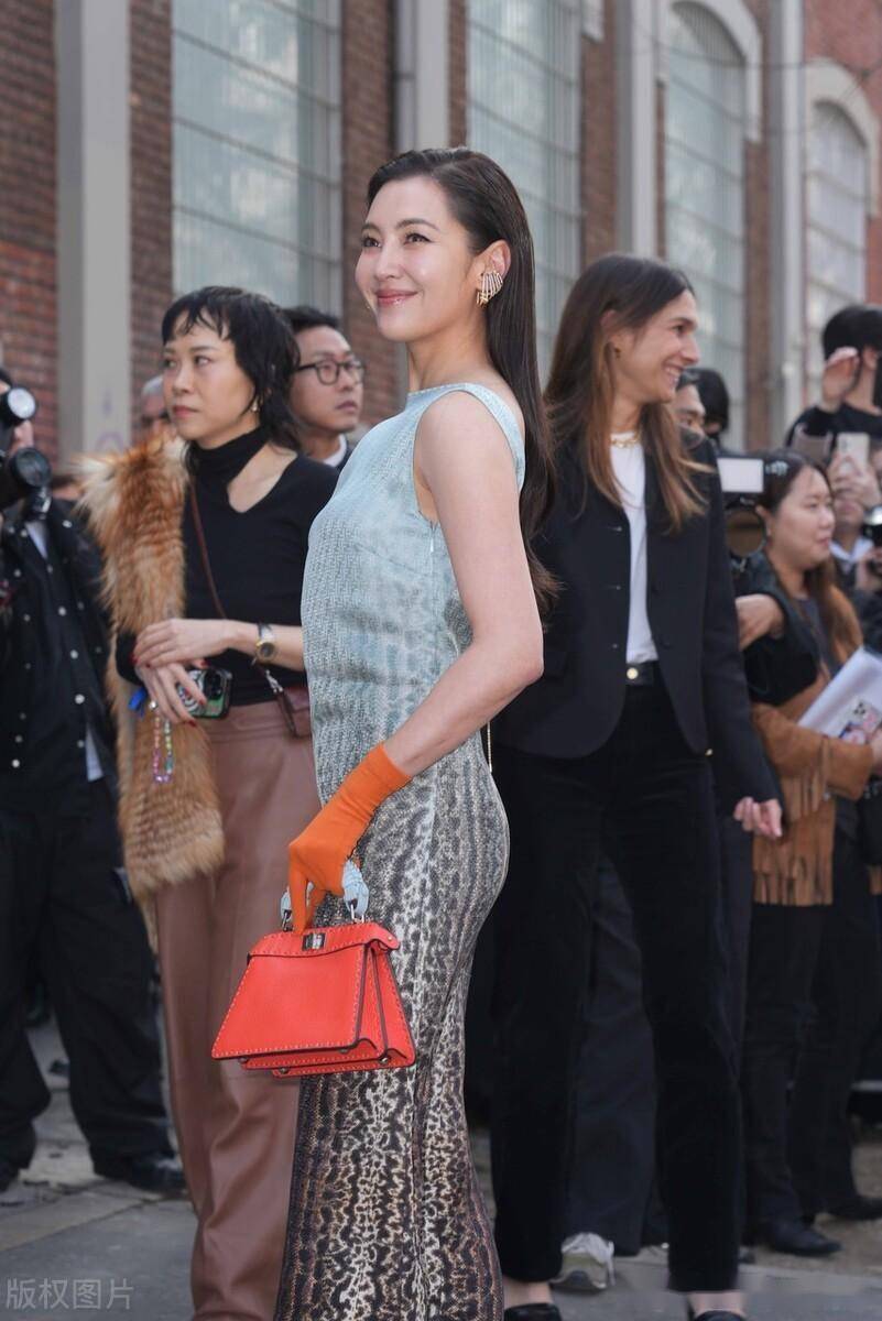 泰国女演员蓝妮-卡彭现身2024秋冬米兰时装周fondi秀场外_意大利