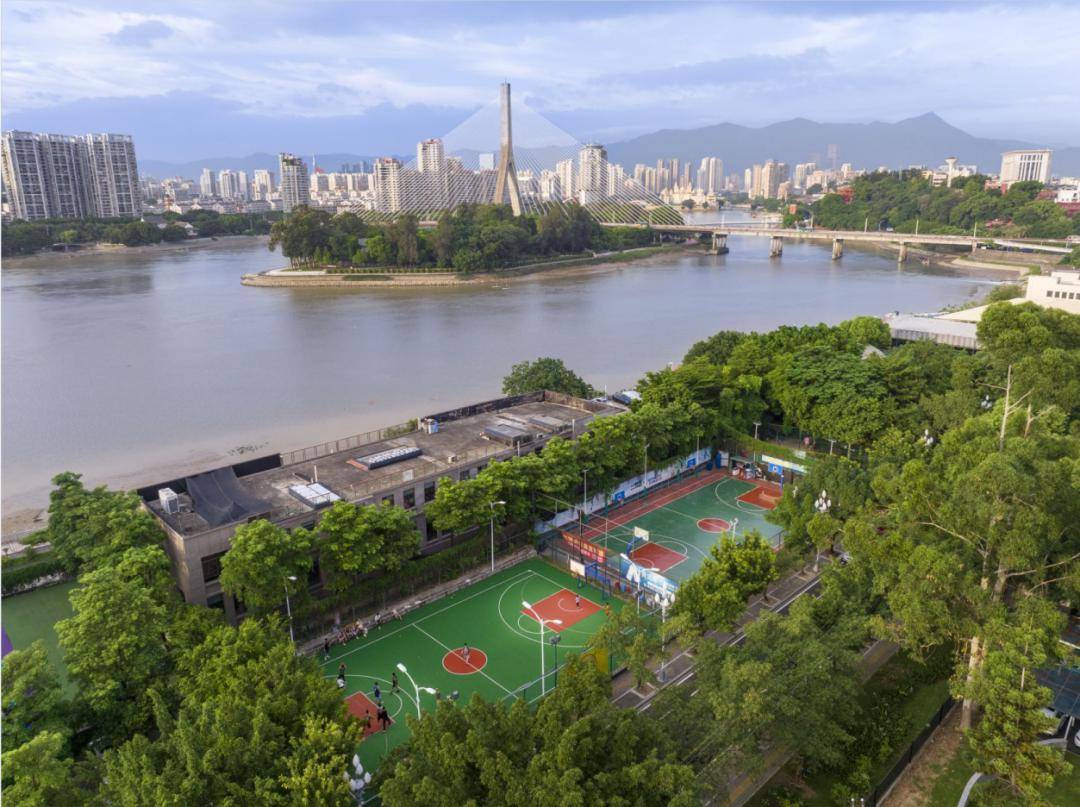 "口袋"里的春天_公园_城市_人们