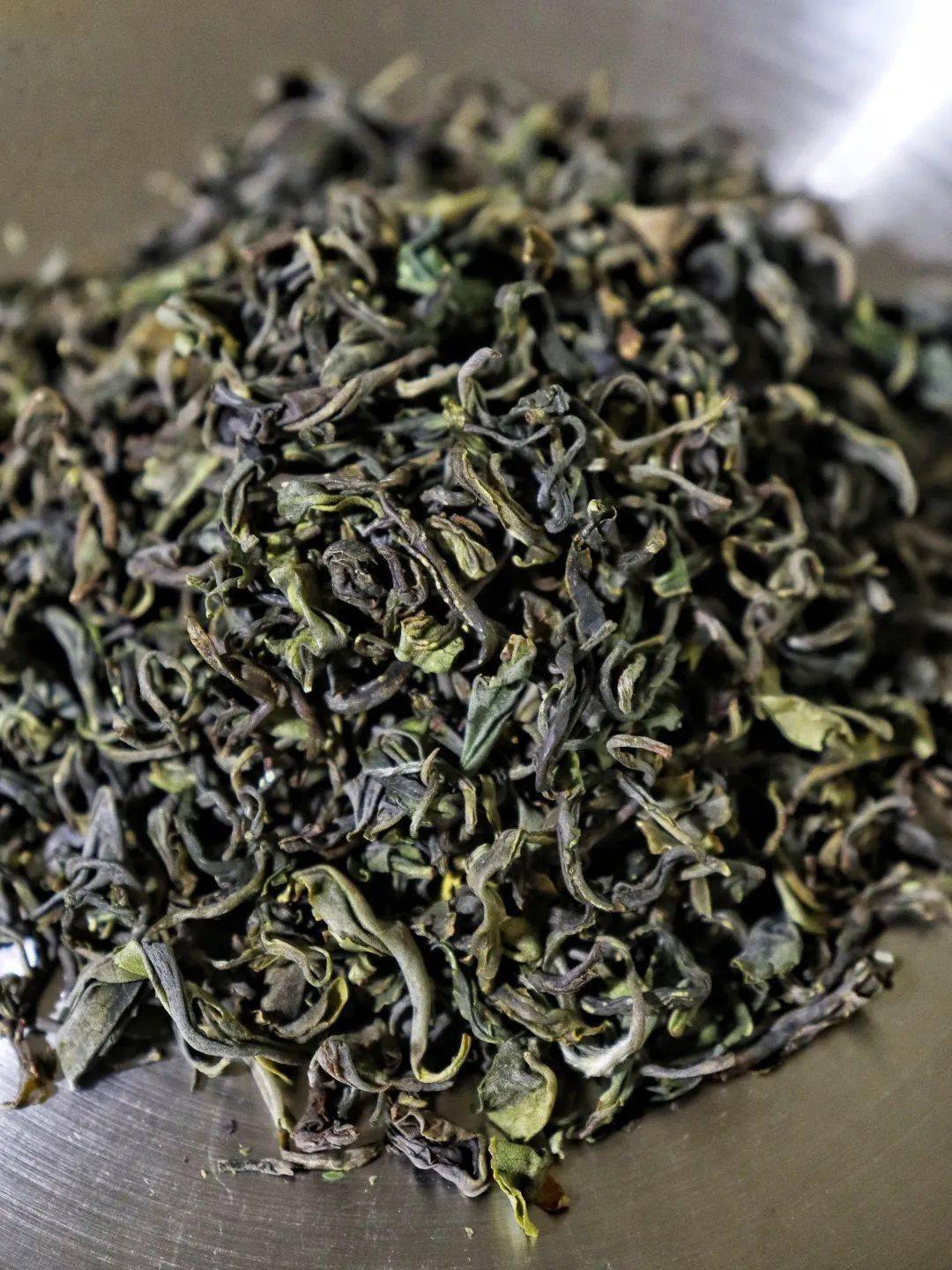 揉捻,烘干制作而成,每一片进入礼盒内的茶叶,都能代表当年春天鲜活的