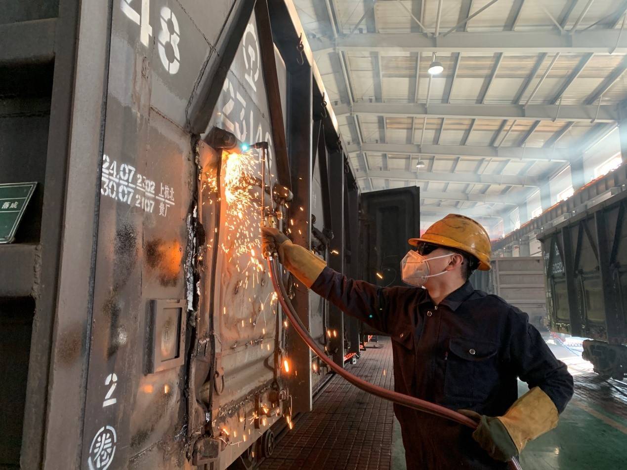 在焊花中淬炼新人"铁裁缝"_车辆_车间_敞车